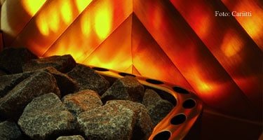 Sauna mit Feuereffekt-Licht