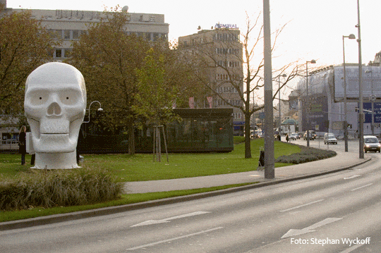 „Wellness Skull“ von Joep van Lieshout im Zentrum von Wien