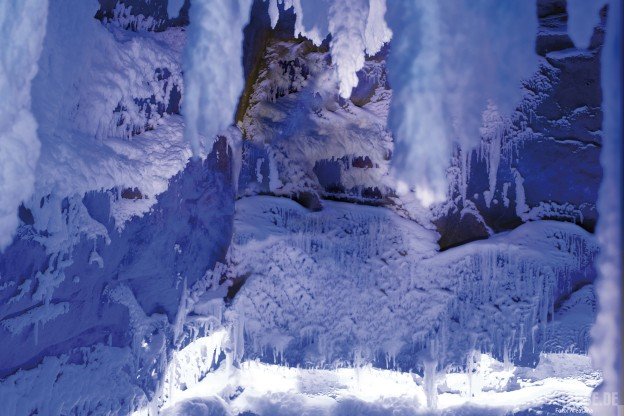 Ice-Age-Gute-Boden,-Wände-und-auch-die-Sitzbank-sind-völlig-mit-Schnee-bedeckt