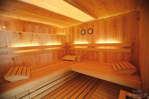 Holz-Machts_Prima-Klima,-ein-angenehmer-Duft-nach-Holz-und-Harz-und-genau-die-richtige-Temperatur-–-die-Vorteile-einer-Sauna-in-Massivholzbauweise-liegen-auf-der-Hand